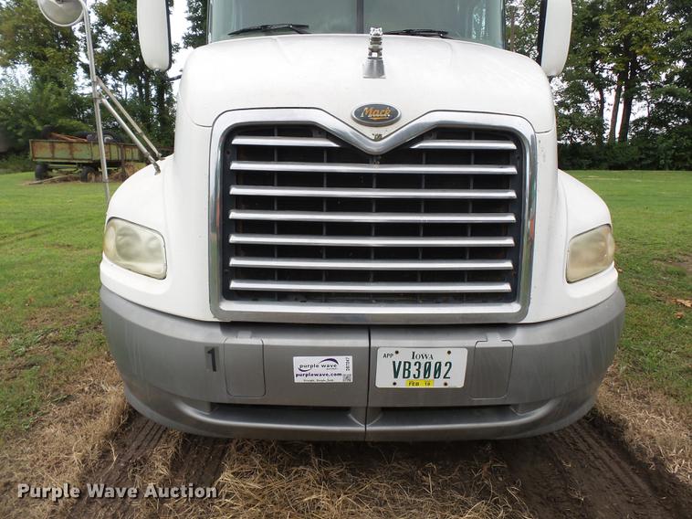 image for item DB7047 2002 Mack CX613 fertilizer tender truck