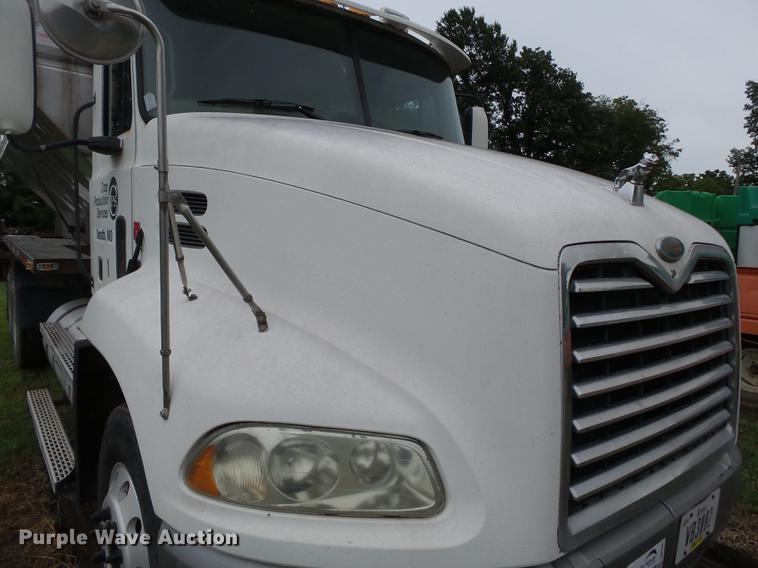 image for item DB7047 2002 Mack CX613 fertilizer tender truck