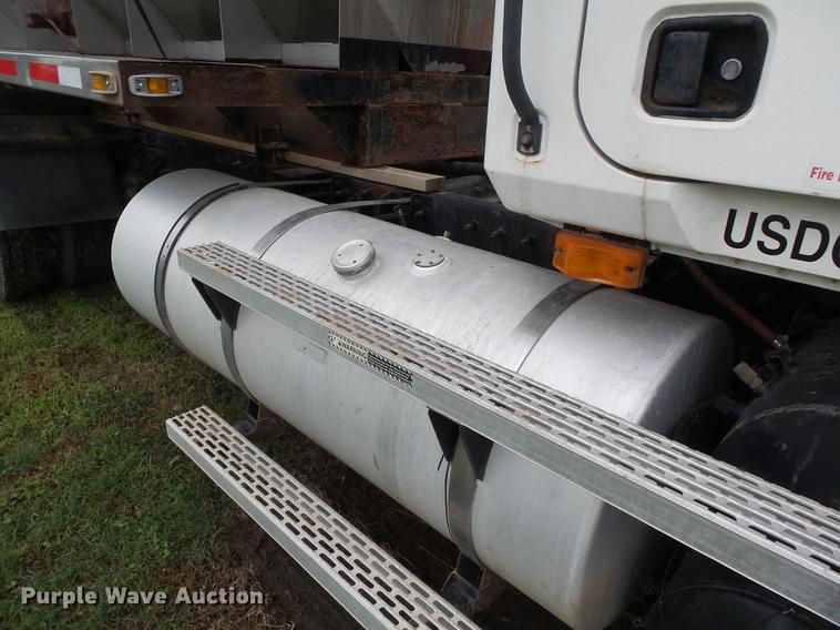 image for item DB7047 2002 Mack CX613 fertilizer tender truck