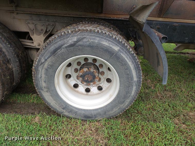 image for item DB7047 2002 Mack CX613 fertilizer tender truck