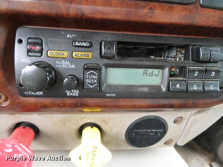 image for item DB7047 2002 Mack CX613 fertilizer tender truck