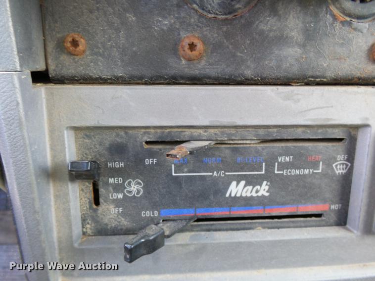 image for item DD2492 1997 Mack CH613 fertilizer tender truck