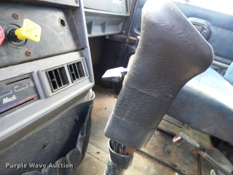 image for item DD2492 1997 Mack CH613 fertilizer tender truck