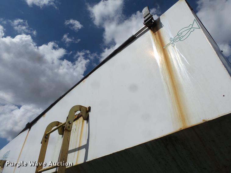 image for item DD2497 2010 Behnke DDT24 fertilizer tender trailer