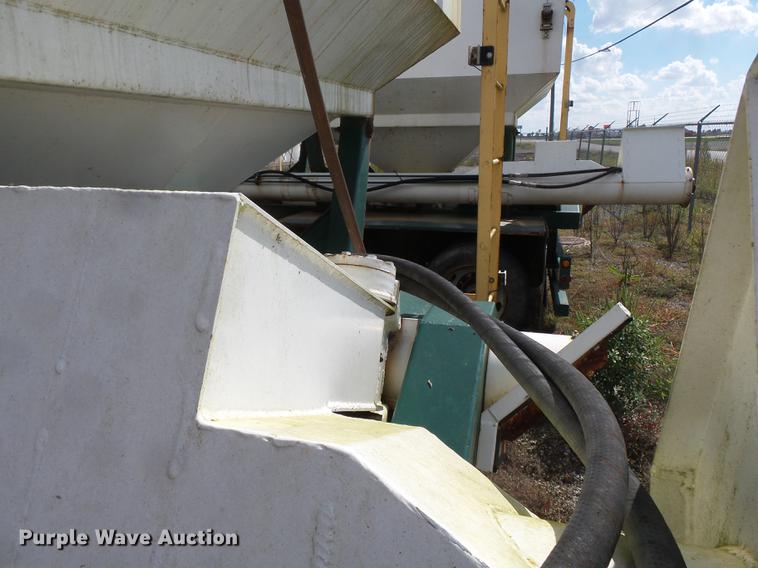 image for item DD2497 2010 Behnke DDT24 fertilizer tender trailer
