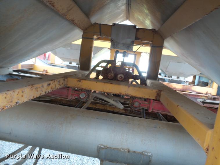 image for item DD2499 2012 KBH fertilizer tender trailer