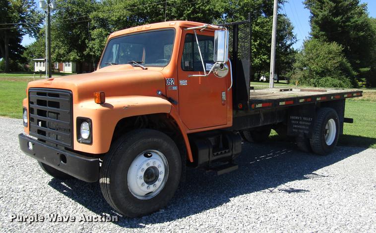 image for item DD4337 1986 International S1600 flatbed truck