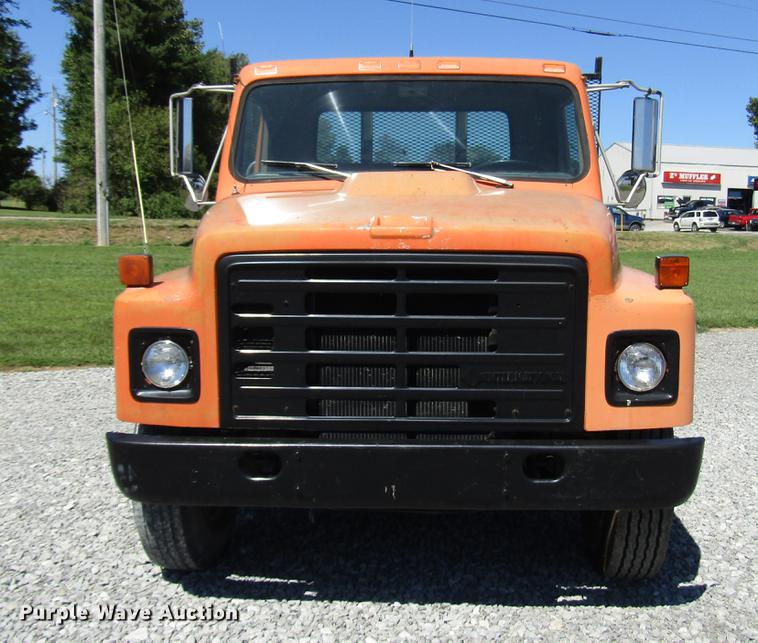 image for item DD4337 1986 International S1600 flatbed truck
