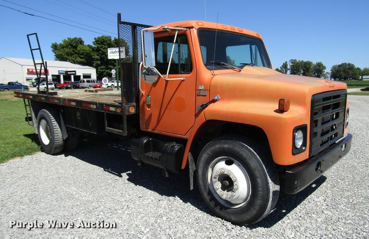 image for item DD4337 1986 International S1600 flatbed truck