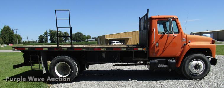 image for item DD4337 1986 International S1600 flatbed truck
