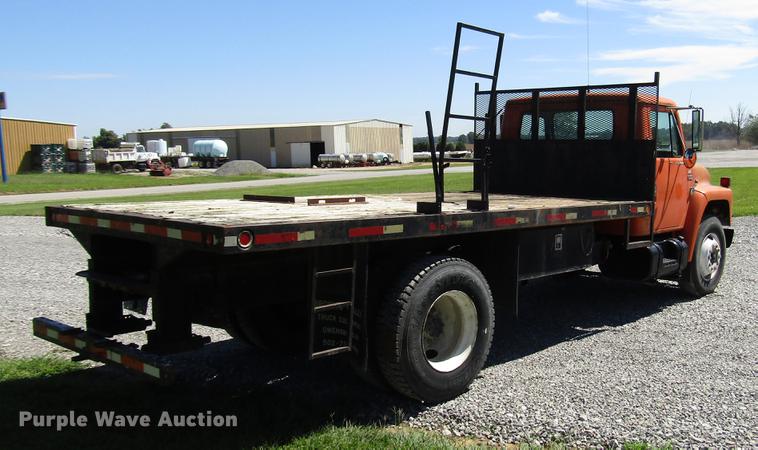 image for item DD4337 1986 International S1600 flatbed truck