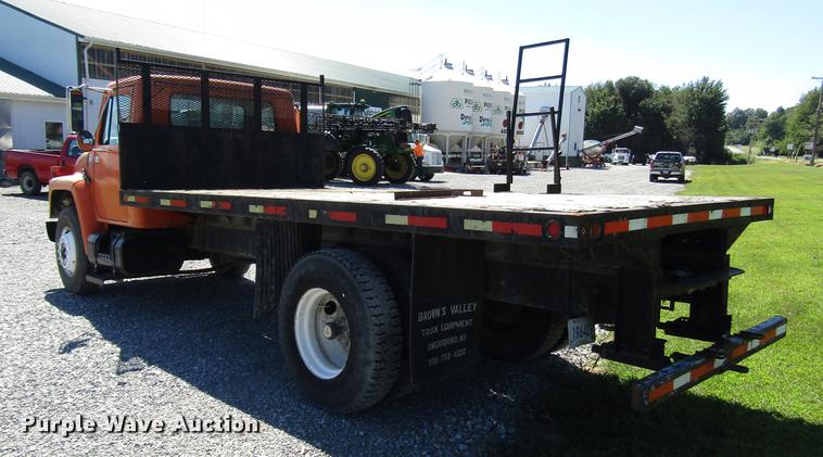 image for item DD4337 1986 International S1600 flatbed truck