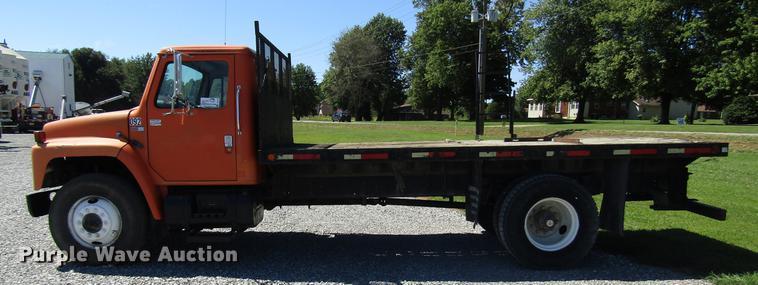image for item DD4337 1986 International S1600 flatbed truck