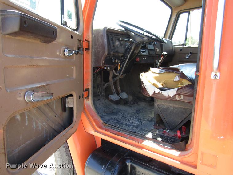 image for item DD4337 1986 International S1600 flatbed truck