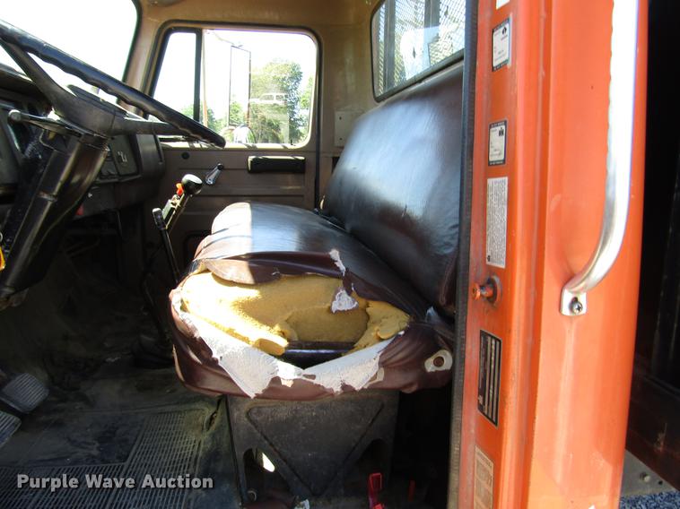 image for item DD4337 1986 International S1600 flatbed truck