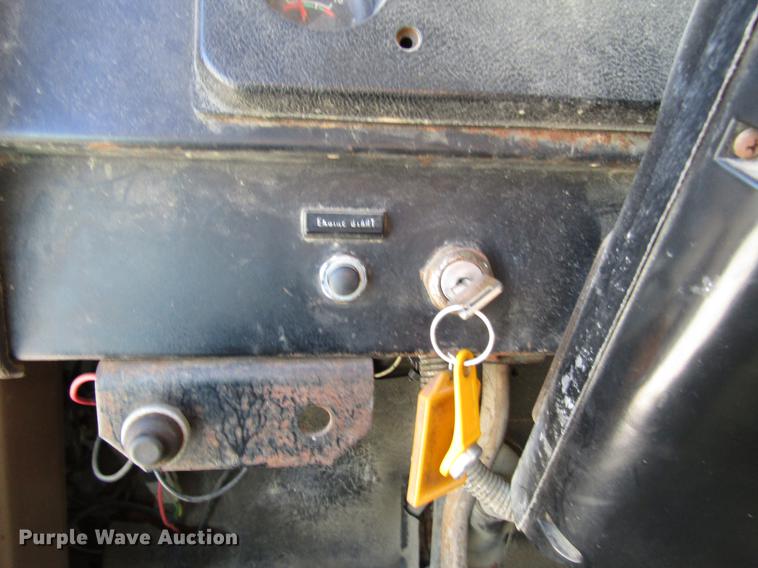 image for item DD4337 1986 International S1600 flatbed truck