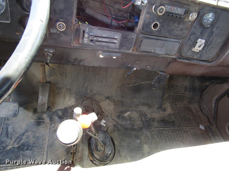 image for item DD4337 1986 International S1600 flatbed truck