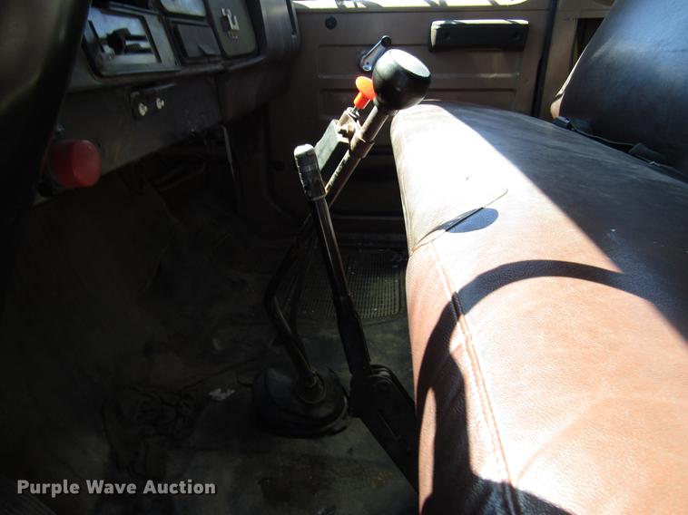 image for item DD4337 1986 International S1600 flatbed truck