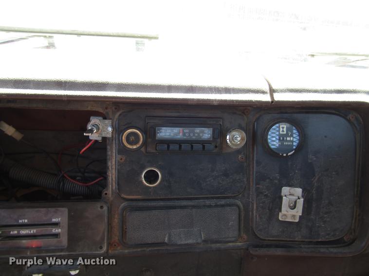 image for item DD4337 1986 International S1600 flatbed truck