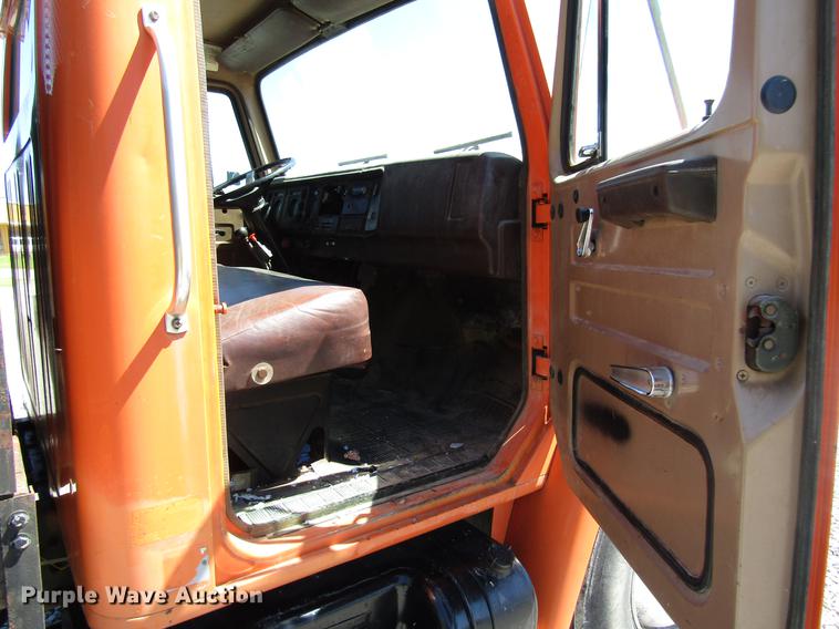 image for item DD4337 1986 International S1600 flatbed truck