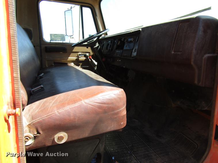 image for item DD4337 1986 International S1600 flatbed truck