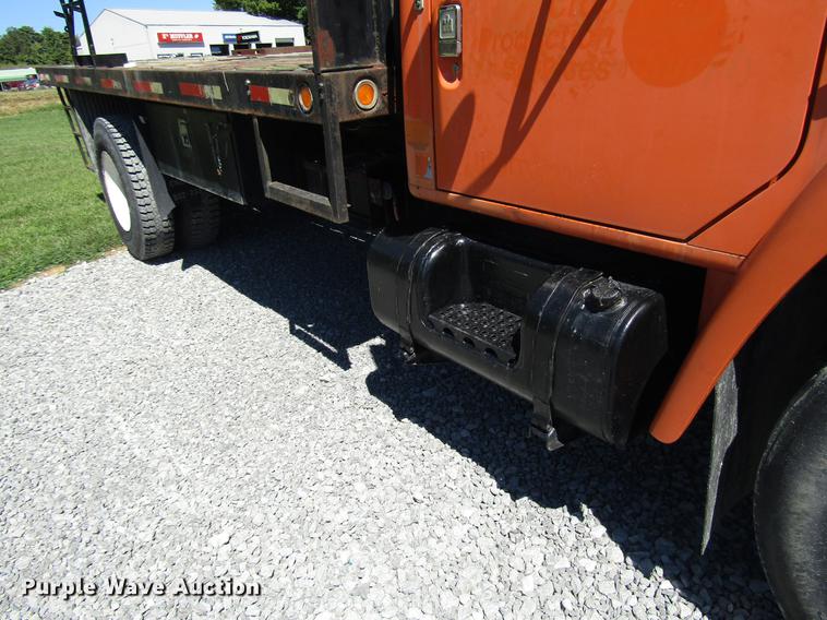 image for item DD4337 1986 International S1600 flatbed truck