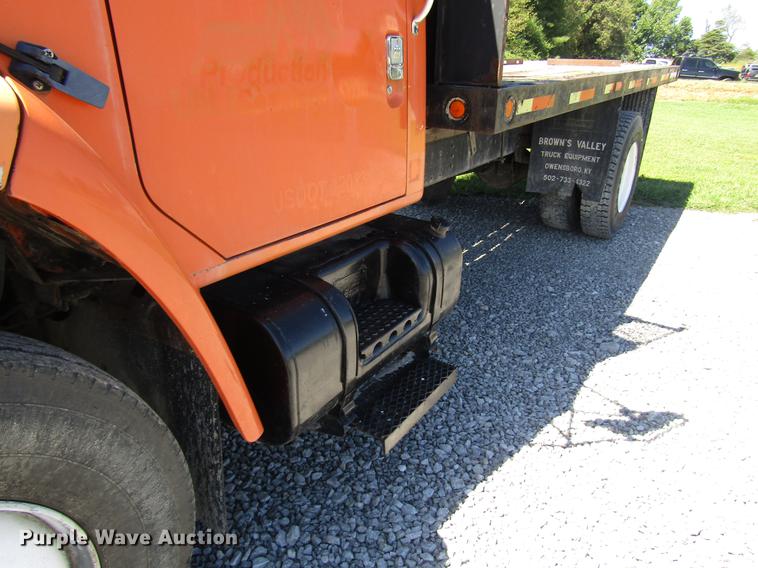 image for item DD4337 1986 International S1600 flatbed truck