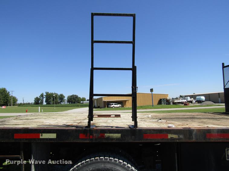 image for item DD4337 1986 International S1600 flatbed truck
