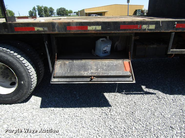 image for item DD4337 1986 International S1600 flatbed truck