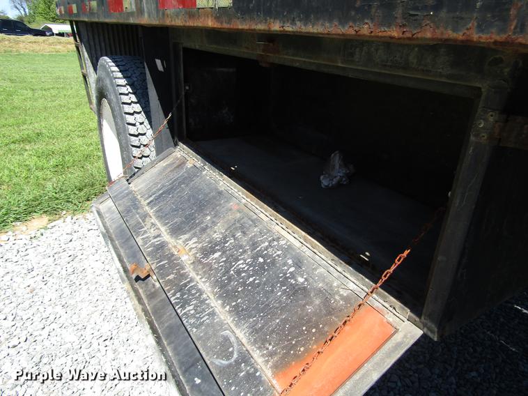 image for item DD4337 1986 International S1600 flatbed truck