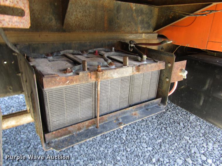 image for item DD4337 1986 International S1600 flatbed truck