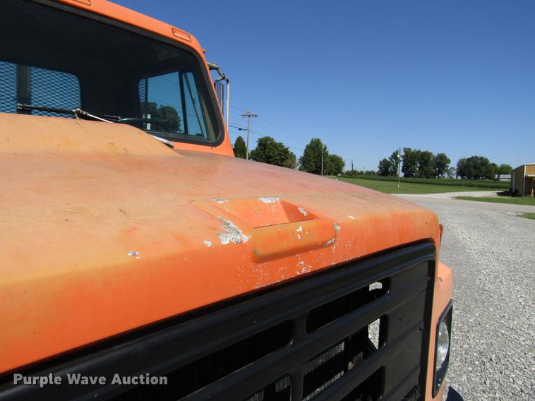 image for item DD4337 1986 International S1600 flatbed truck