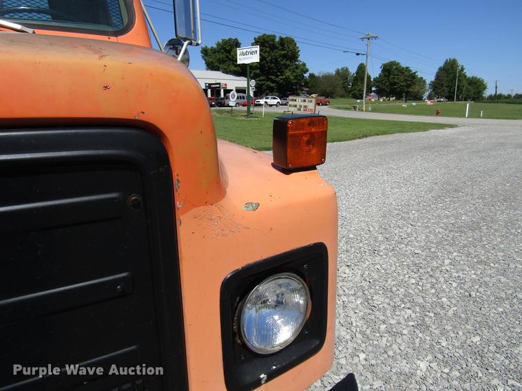 image for item DD4337 1986 International S1600 flatbed truck