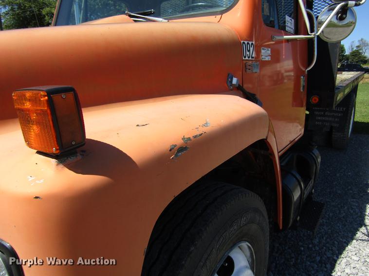image for item DD4337 1986 International S1600 flatbed truck