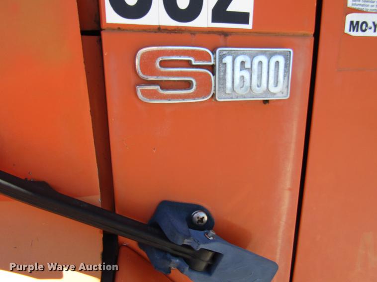 image for item DD4337 1986 International S1600 flatbed truck