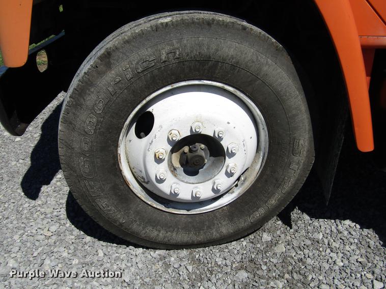 image for item DD4337 1986 International S1600 flatbed truck