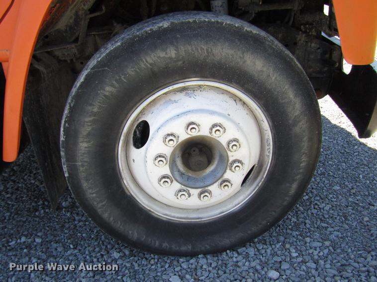 image for item DD4337 1986 International S1600 flatbed truck