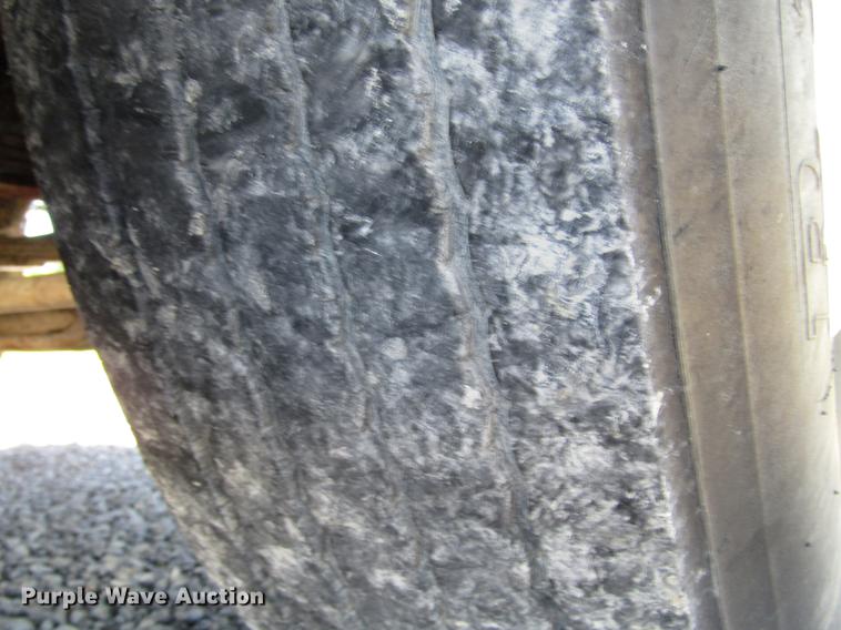 image for item DD4337 1986 International S1600 flatbed truck