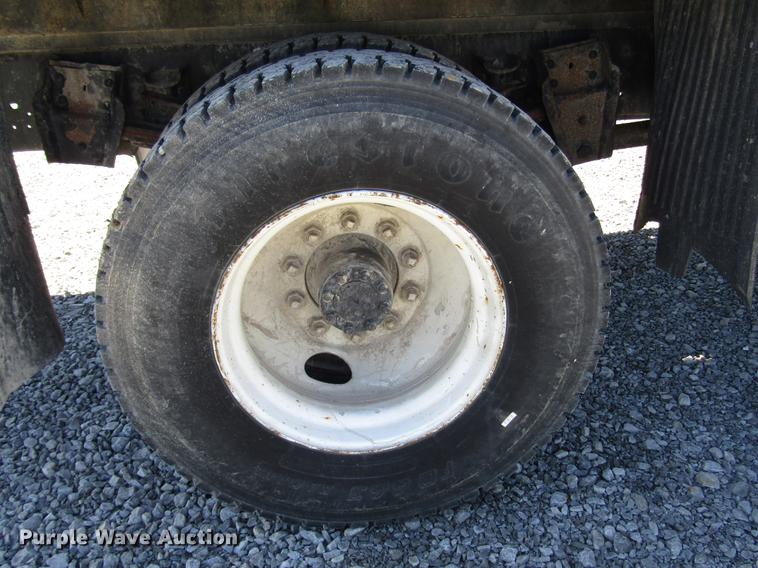 image for item DD4337 1986 International S1600 flatbed truck