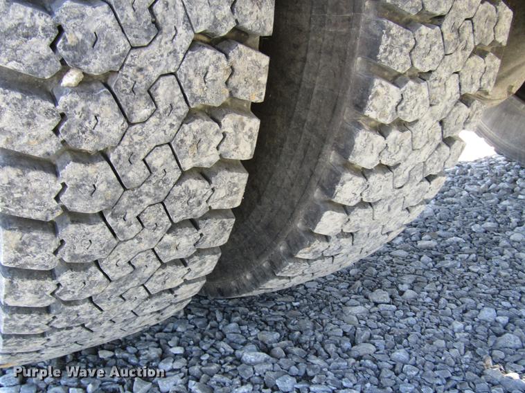 image for item DD4337 1986 International S1600 flatbed truck