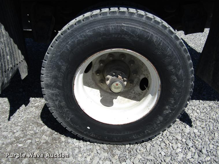 image for item DD4337 1986 International S1600 flatbed truck