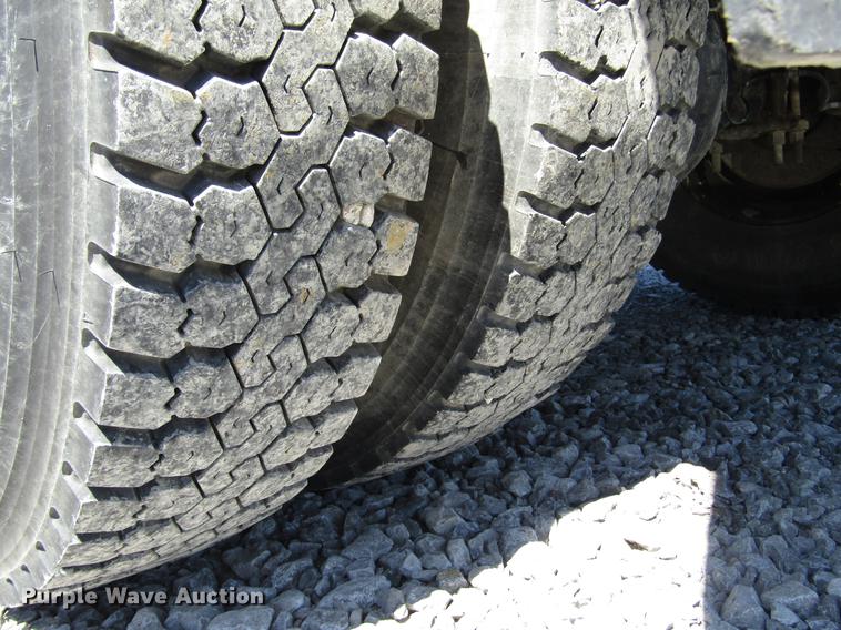 image for item DD4337 1986 International S1600 flatbed truck