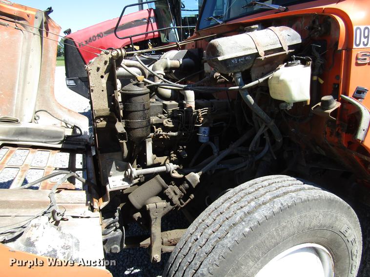 image for item DD4337 1986 International S1600 flatbed truck