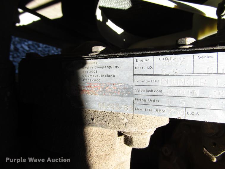 image for item DD4337 1986 International S1600 flatbed truck