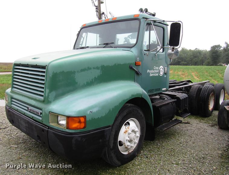 image for item DD4386 1995 International 8200 truck cab and chassis