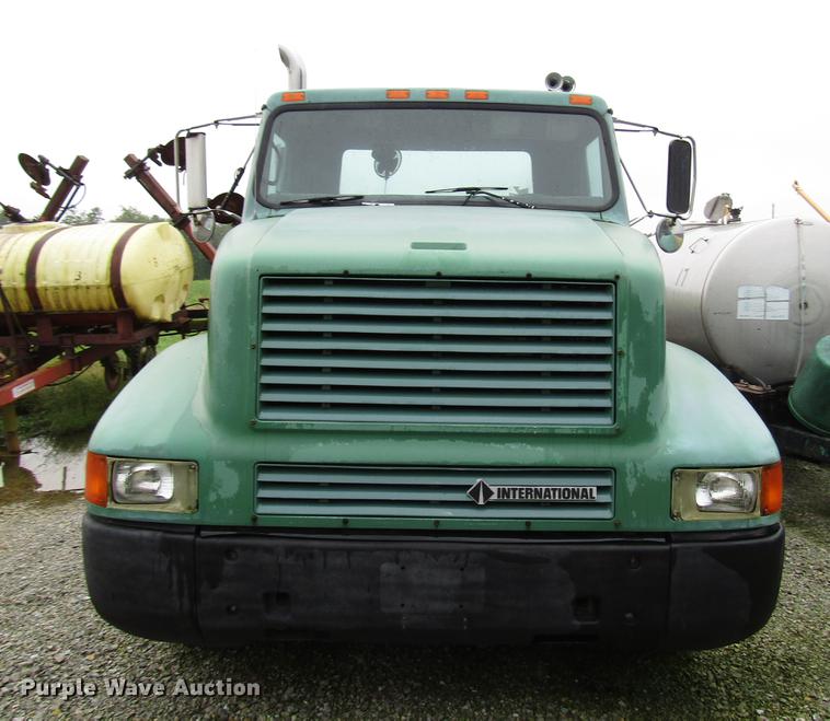 image for item DD4386 1995 International 8200 truck cab and chassis