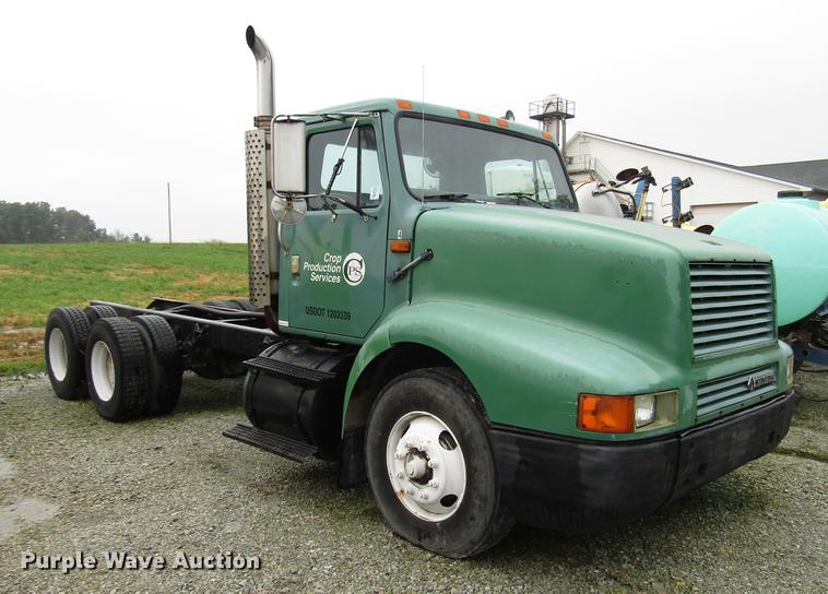 image for item DD4386 1995 International 8200 truck cab and chassis
