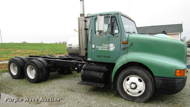 image for item DD4386 1995 International 8200 truck cab and chassis