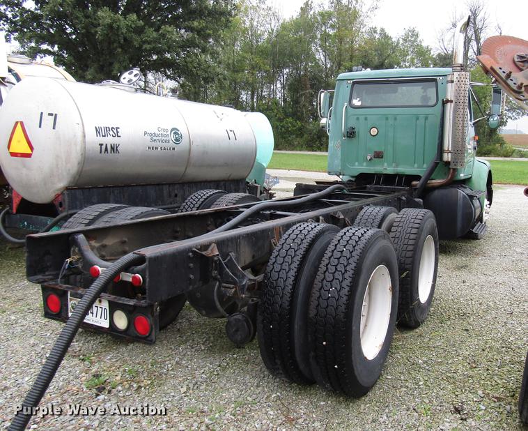 image for item DD4386 1995 International 8200 truck cab and chassis