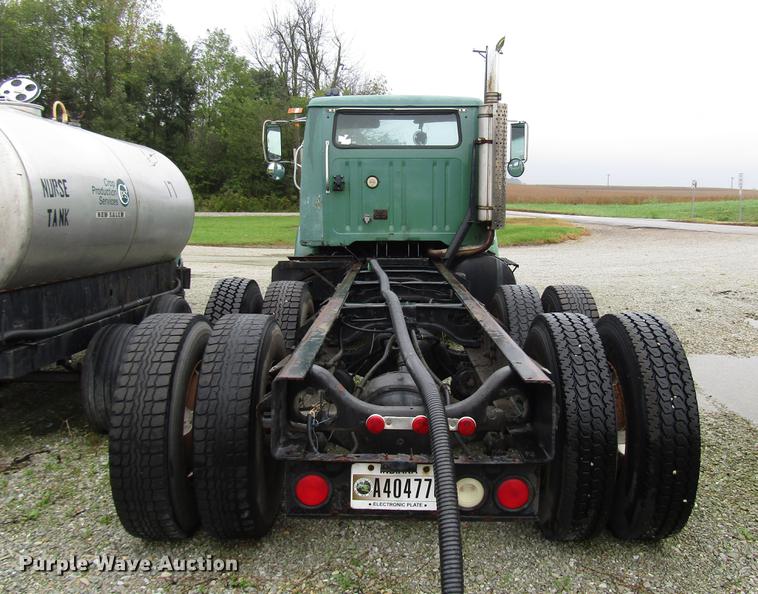 image for item DD4386 1995 International 8200 truck cab and chassis